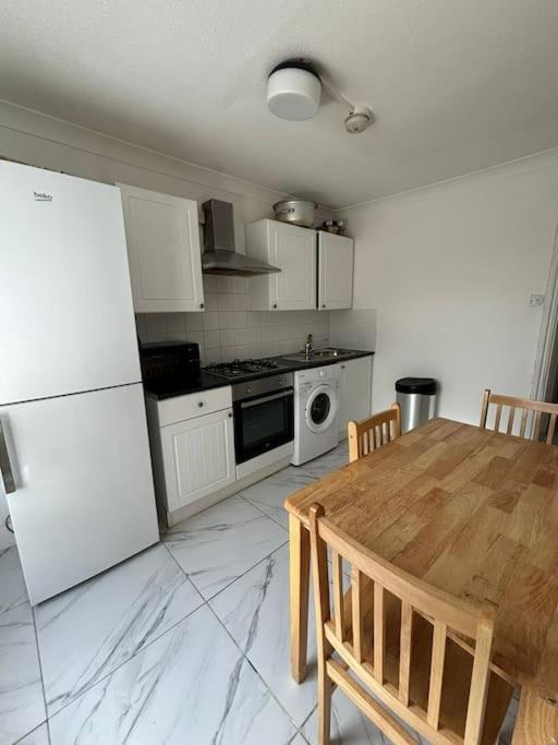 East 2 Bedroom Flat Apartament Londra